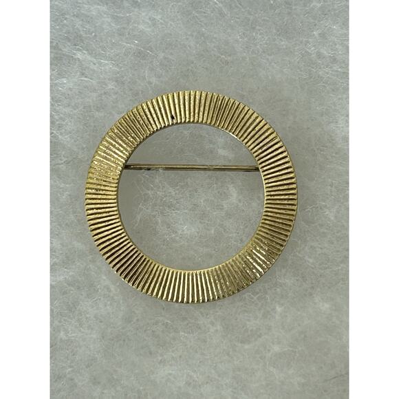 Vintage Gold Tone Pin/ Brooch - Picture 1 of 2